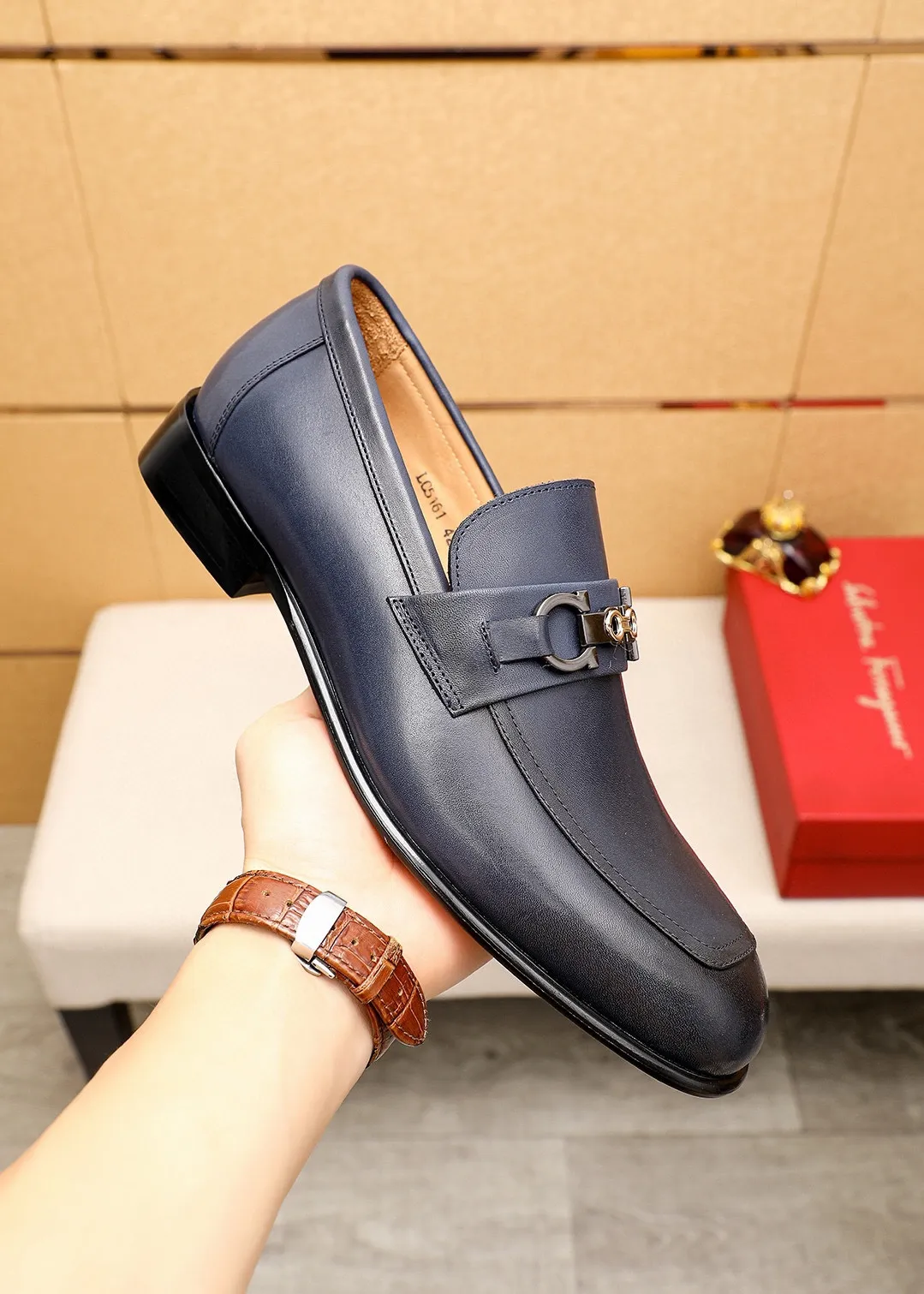 Men's shoes 💰462 💐 Product trademark: Ferragamo "Ferragamo" casual leather shoes Regular size: 38-44 (45.46.47🉑️Customized) Product materials: Selected imported calfskin upper + classic hardware buckle, imported water-dyed cow leather lining. Strong three-dimensional visual effect, original outsole color: 1⃣️color optional